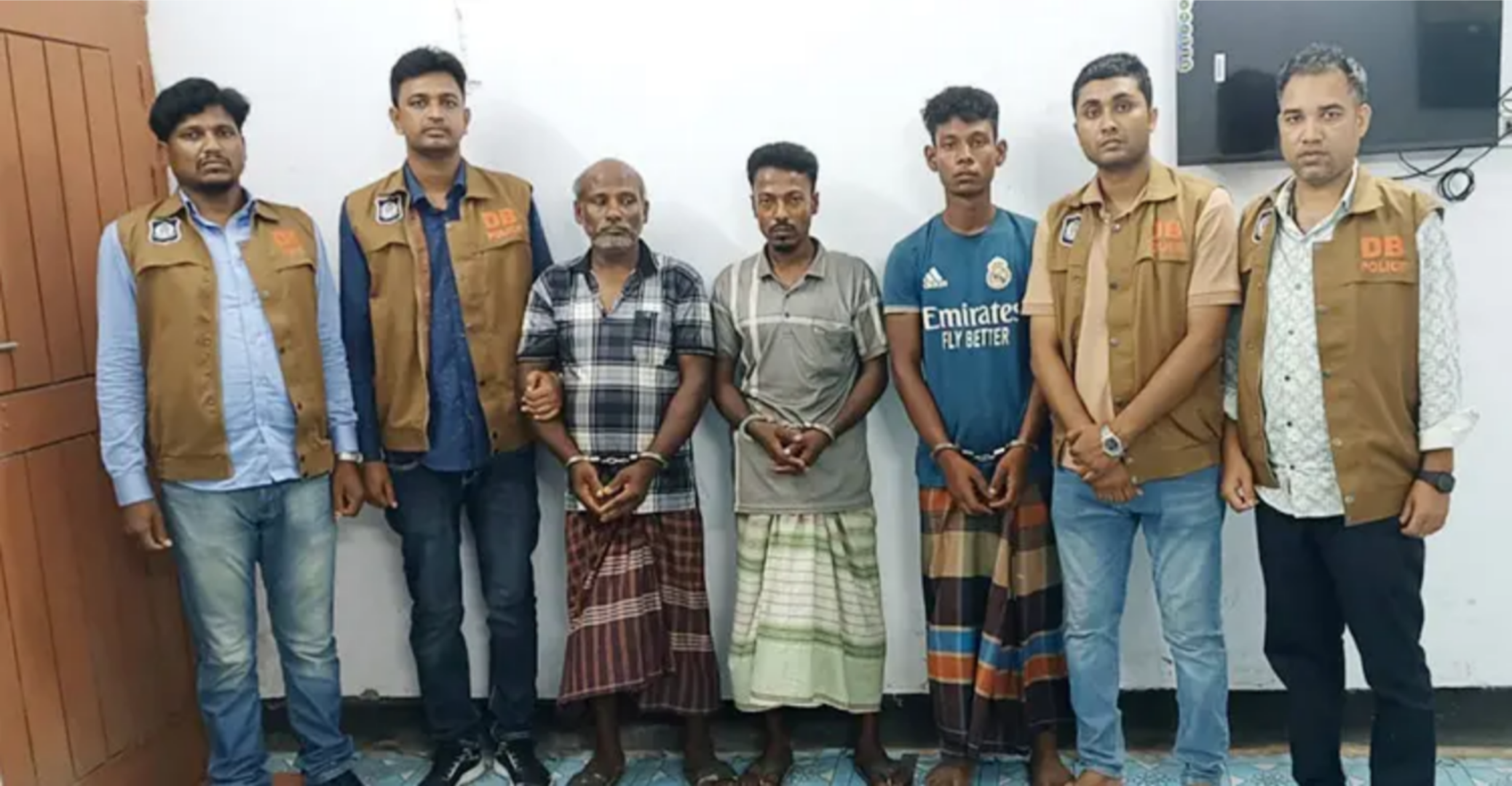 বাবা-ছেলে মিলে শ্যালকের পরিবারের চারজনকে হত্যা, গ্রেপ্তার ৩