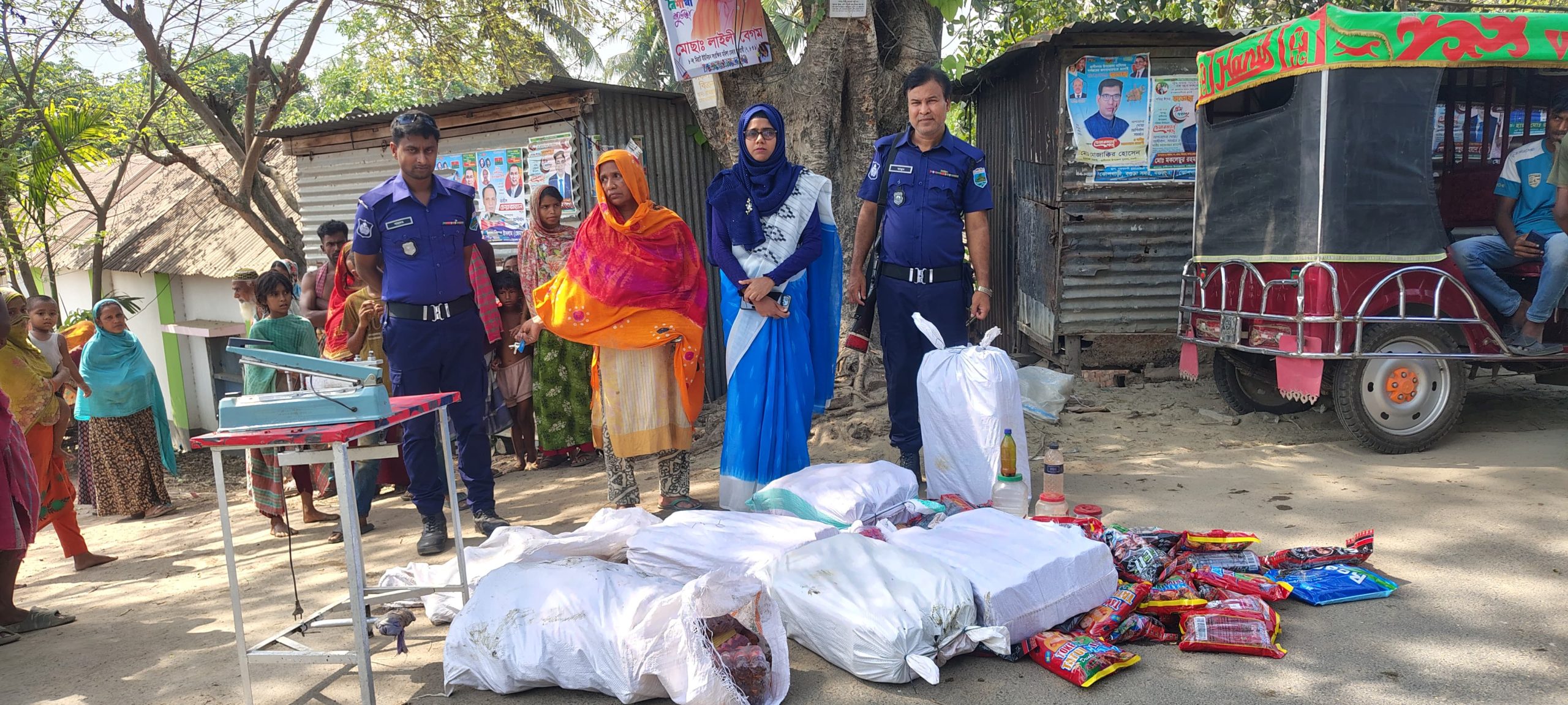 গোপন সংবাদের ভিত্তিতে অভিযান: রাণীনগরে জব্দ ৮ বস্তা নকল জুস