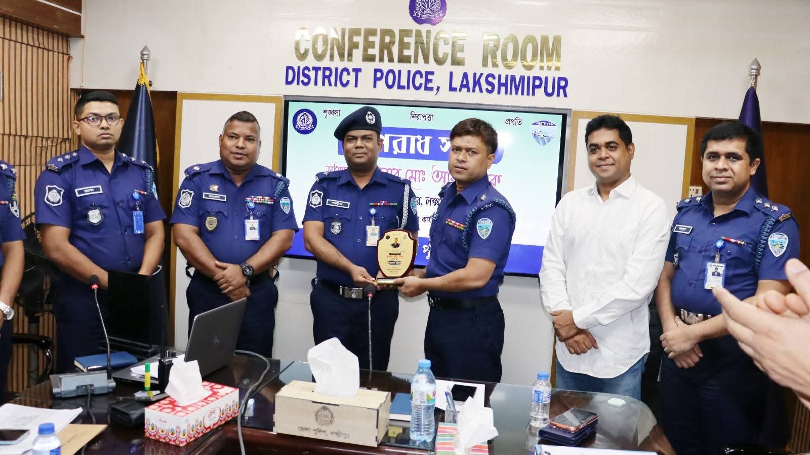 রায়পুর থানার ওসি শাহিন মিয়ার হাতে জেলার শ্রেষ্ঠত্বের সম্মাননা
