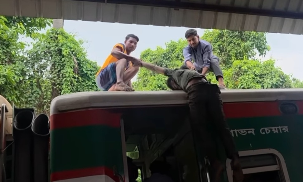 কুষ্টিয়ায় ট্রেনের ছাদ থেকে যুবকের রক্তাক্ত মরদেহ উদ্ধার