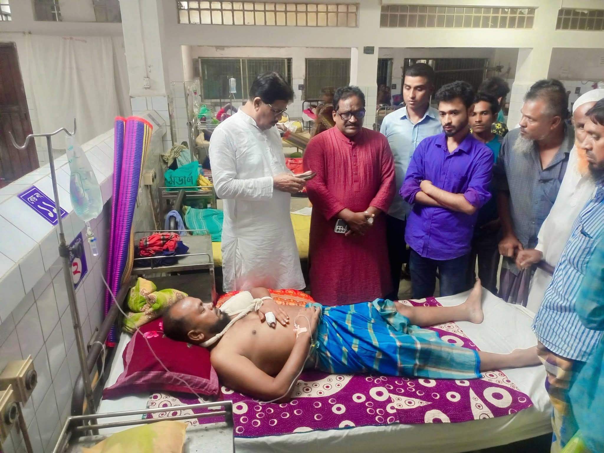 বাঘারপাড়ায় আধিপত্য ও হাট ইজারা নিয়ে রক্তক্ষয়ী সংঘর্ষ, আহত ২