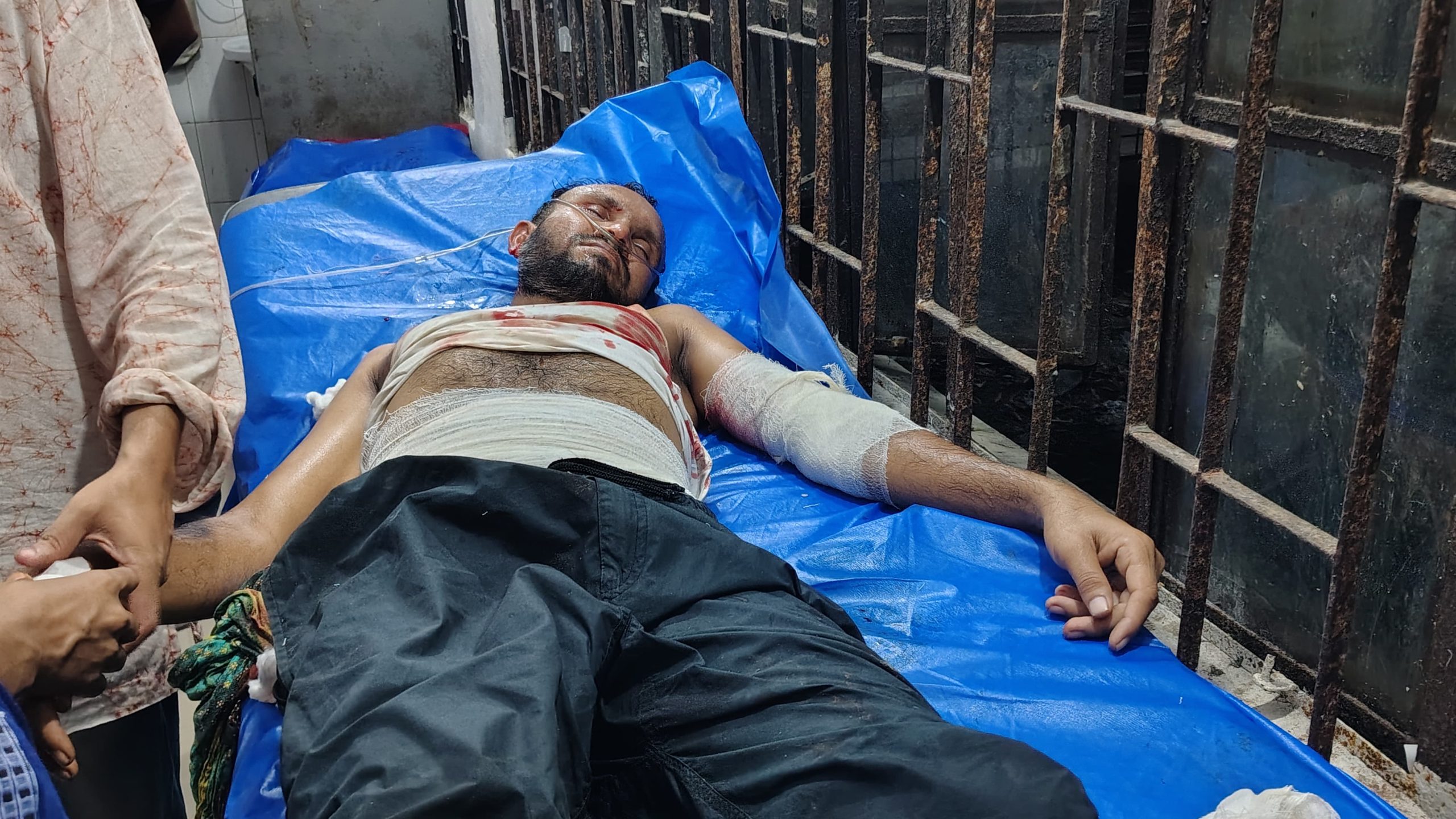 পারিবারিক কলহের জেরে চাচাতো ভাইয়ের হামলা; হাসুয়ার কোপে আহত ১
