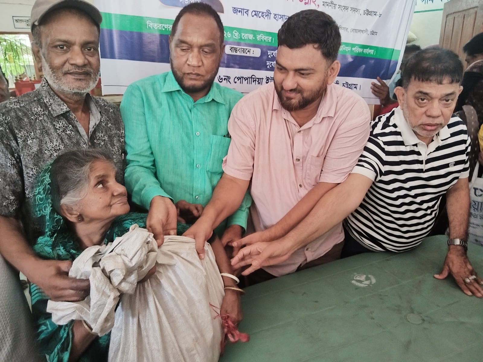 বোয়ালখালীর পোপাদিয়া ইউনিয়নে ভিজিএফ চাউল বিতরণ সম্পন্ন