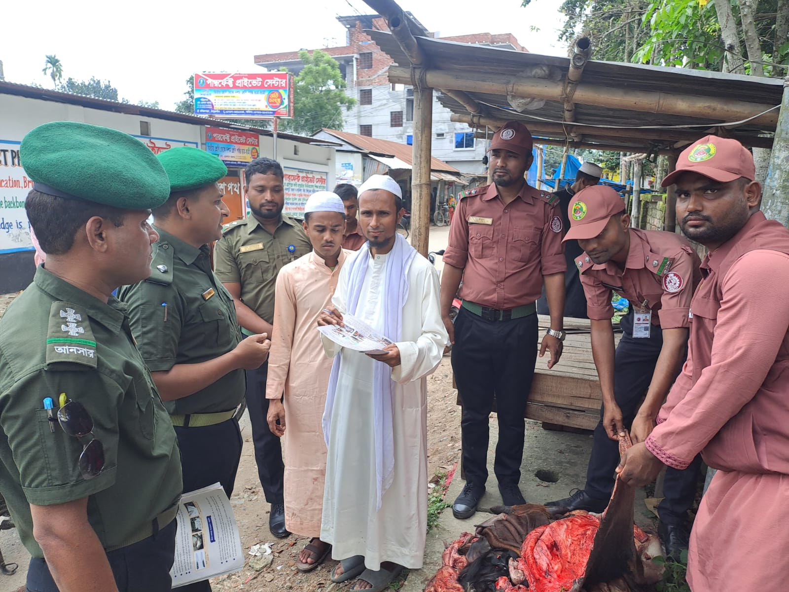 ঈদে পরিচ্ছন্নতা ও চামড়া সংরক্ষণে মাঠে আছে আনসার-ভিডিপি