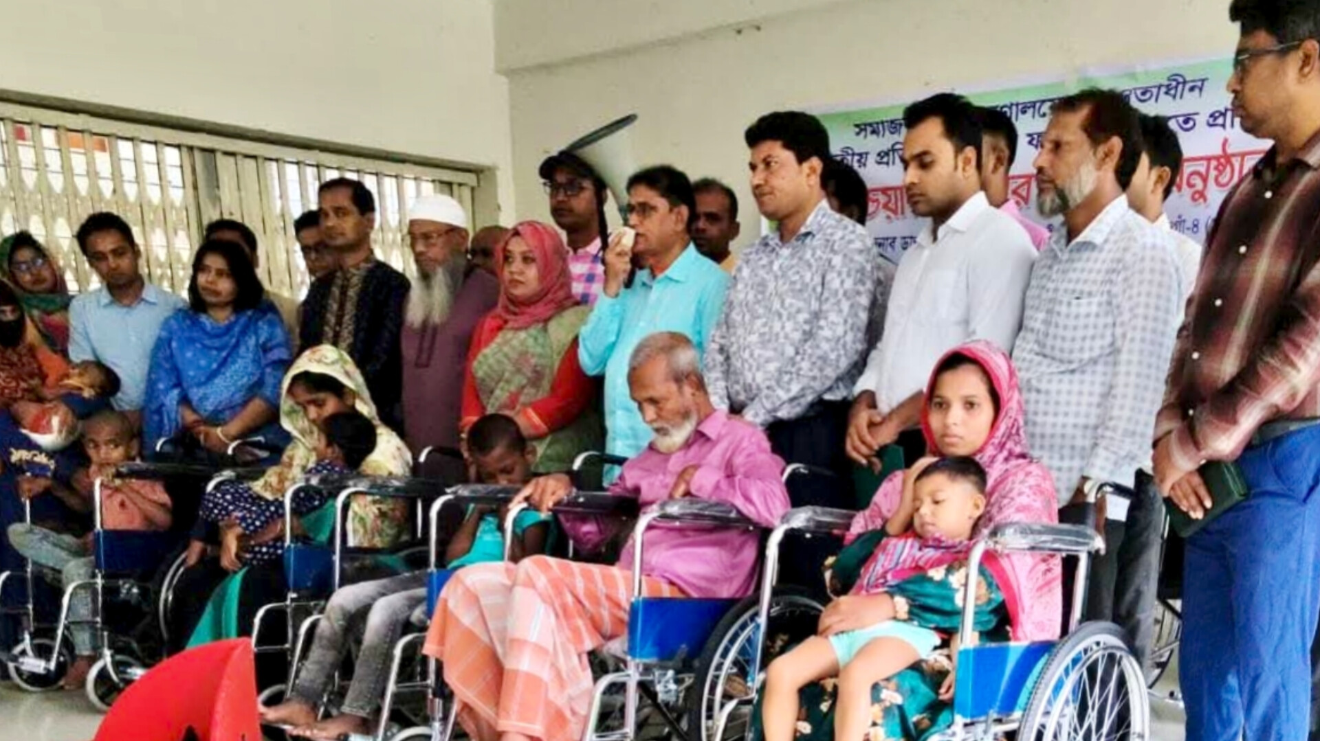 মান্দায় প্রতিবন্ধীদের মাঝে হুইল চেয়ার ও কর্নার বিতরণ