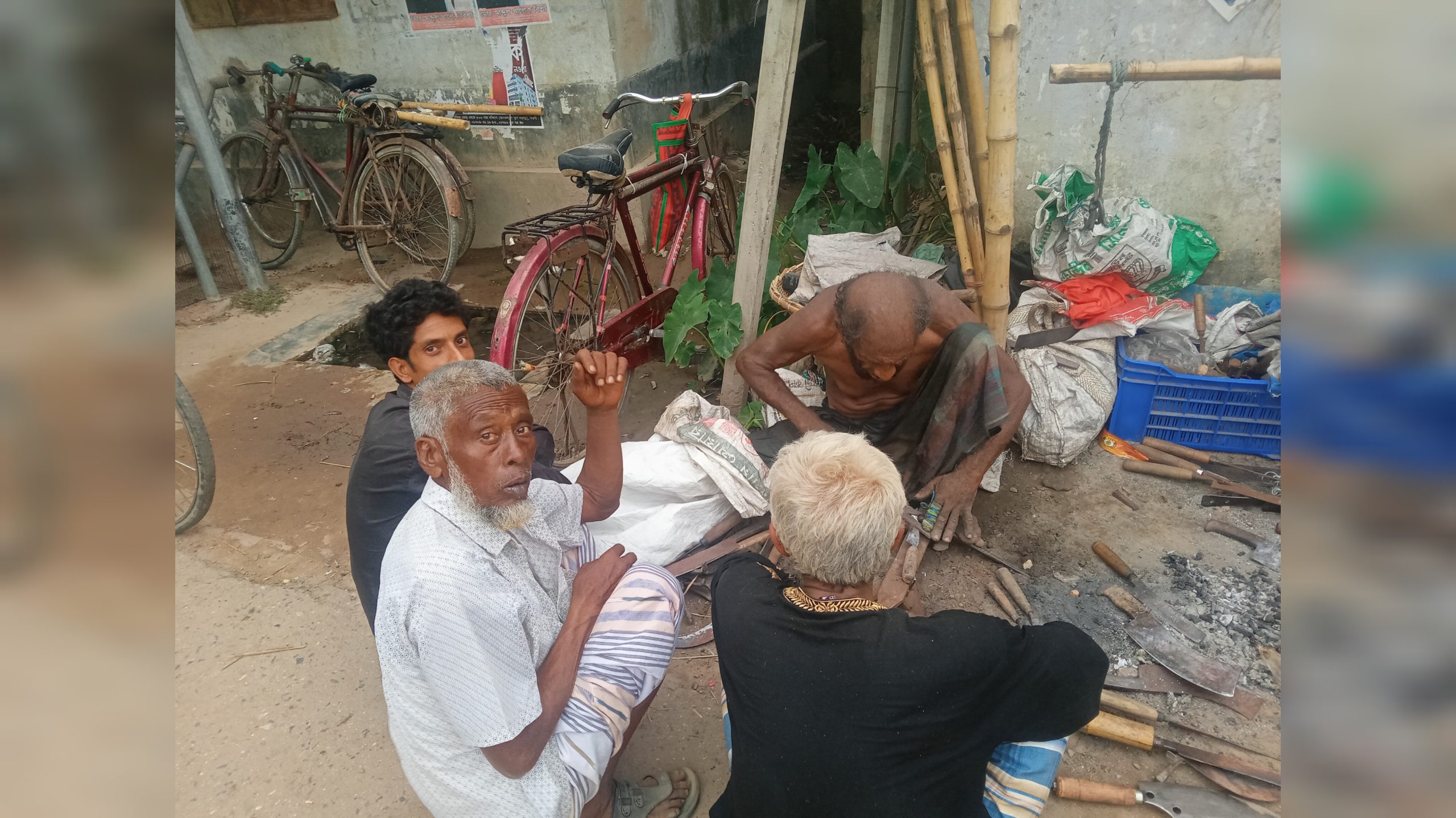 ঈদ সামনে, আত্রাইয়ের কামারদের ব্যস্ততা বেড়েছে