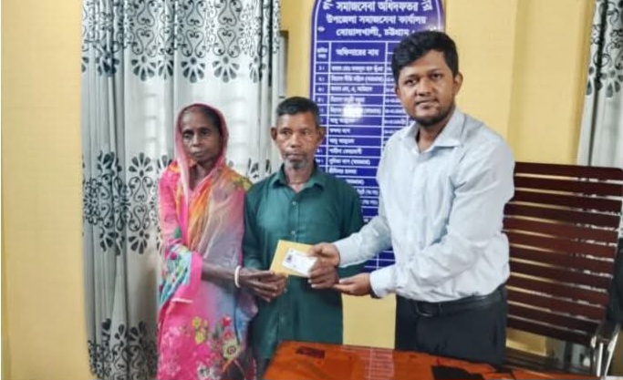 বোয়ালখালীতে ৮ বছর পর পেলেন ‘সুবর্ণ নাগরিক কার্ড’