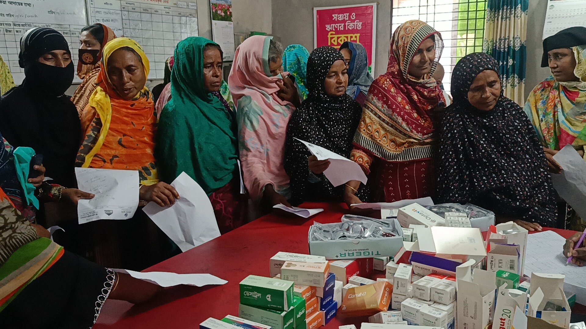 মান্দায় পিএমকে’র ফ্রি মেডিকেল ক্যাম্প, বিনামূল্যে চিকিৎসা পেয়ে খুশি দুস্থরা