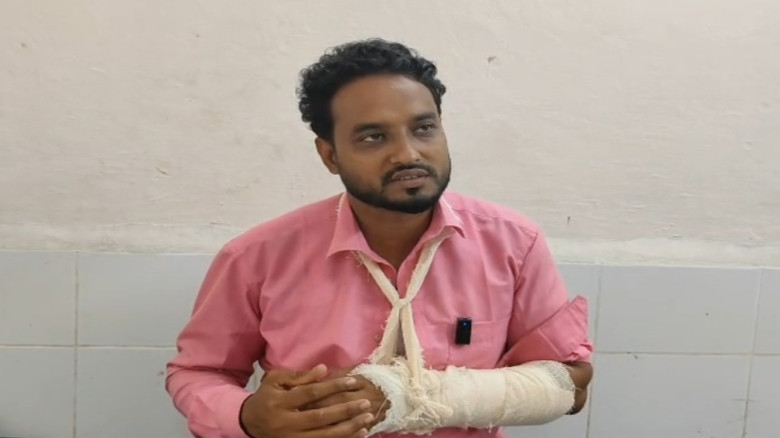 প্রকাশ্য দিবালোকে বাংলা টিভির বেনাপোল প্রতিনিধিকে হত্যাচেষ্টা, সাংবাদিকদের তীব্র ক্ষোভ