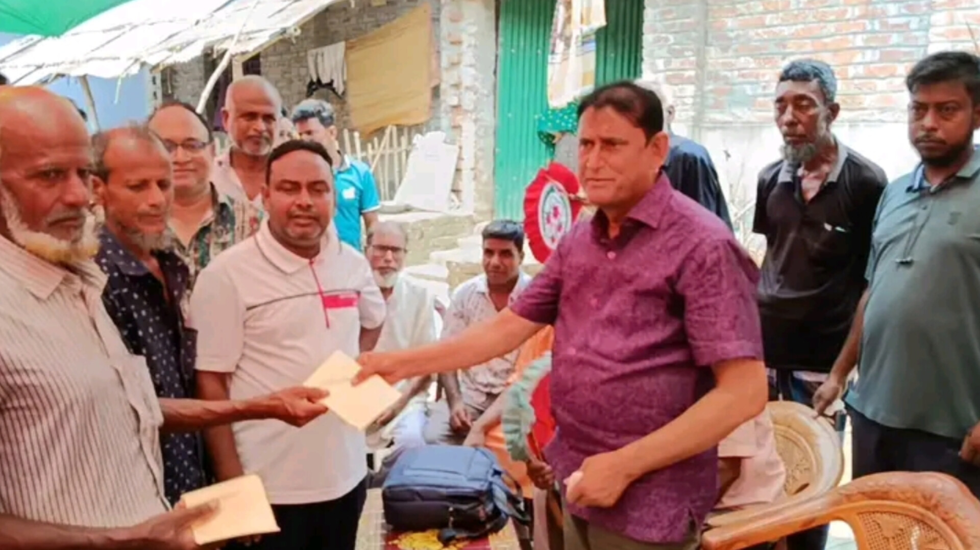 মান্দায় অগ্নিকাণ্ডে দুই পরিবারের ব্যাপক ক্ষতি, এমপি টিপুর সহায়তা প্রদান
