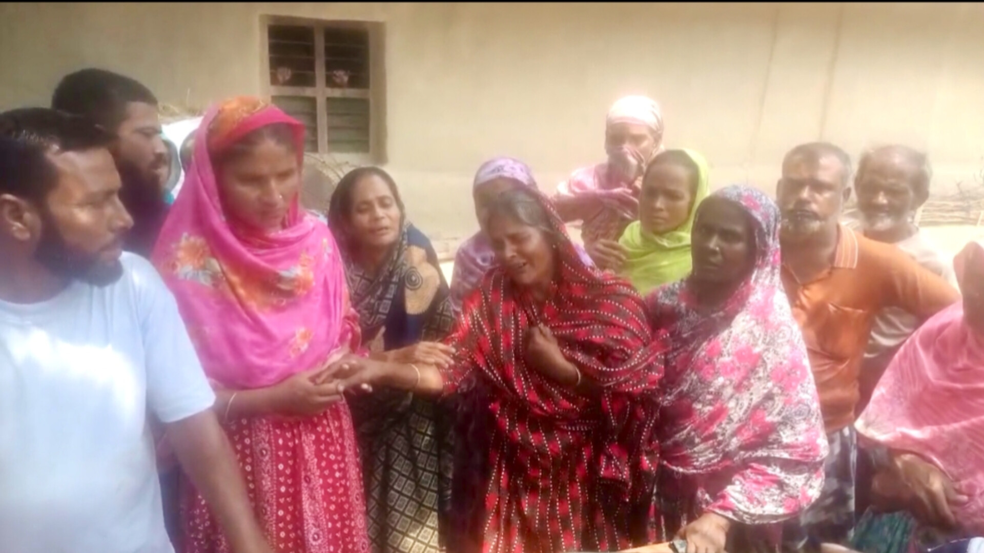 মান্দায় আম পাড়াকে কেন্দ্র করে বৃদ্ধকে পিটিয়ে হত্যার অভিযোগ; আটক ২