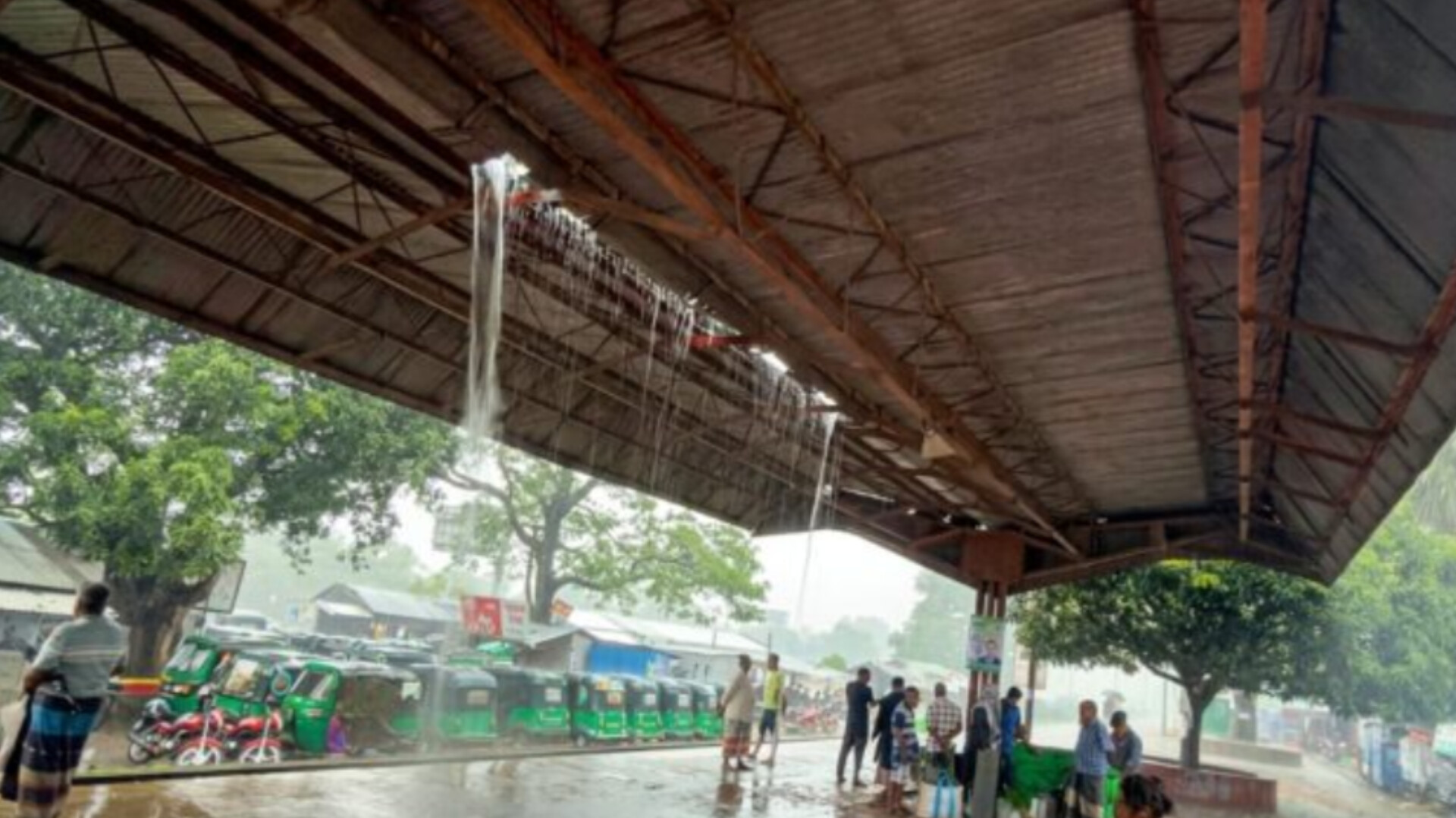 সামান্য বৃষ্টিতেই জলমগ্ন নওগাঁর আহসানগঞ্জ স্টেশন, দুর্ভোগে যাত্রীরা