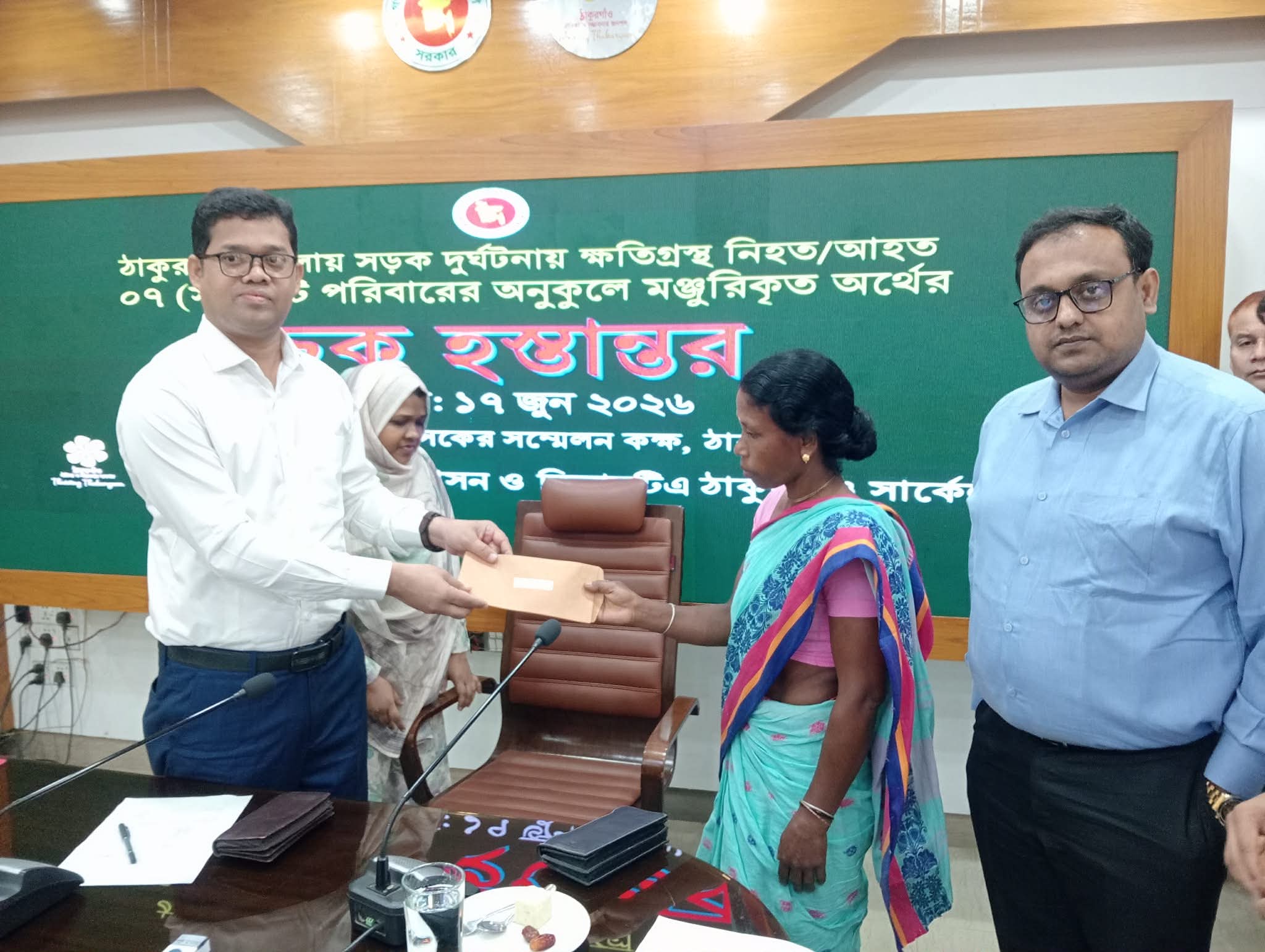 ঠাকুরগাঁওয়ে আহত নিহতদের পরিবারের মাঝে চেক বিতরণ