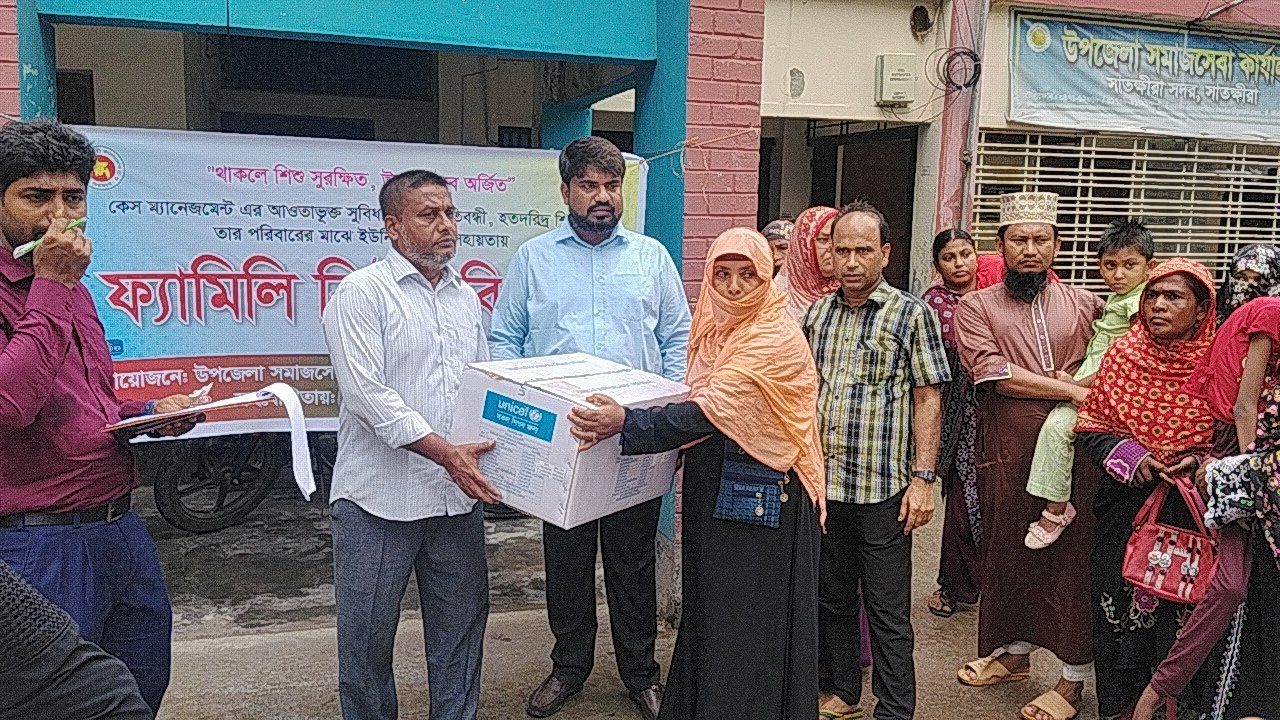 সাতক্ষীরা সদরে সুবিধাবঞ্চিত শিশু ও পরিবারের মাঝে ফ্যামিলি কিটস বিতরণ