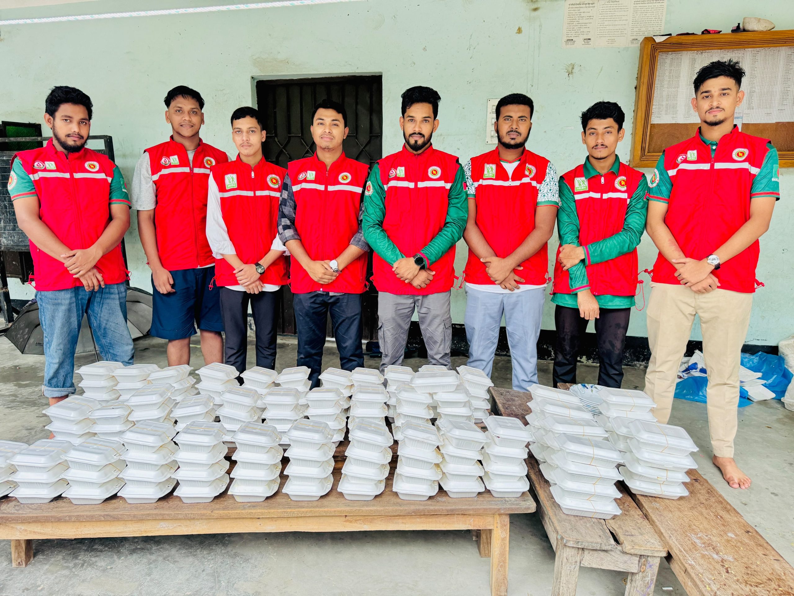 চট্টগ্রামের মিরসরাইয়ে উপকূলীয় অঞ্চলে বন্যার্তদের বাড়ি বাড়ি গিয়ে খাদ্য উপহার পৌঁছে দিলো আদর্শ ছাত্র ও যুব সমাজ