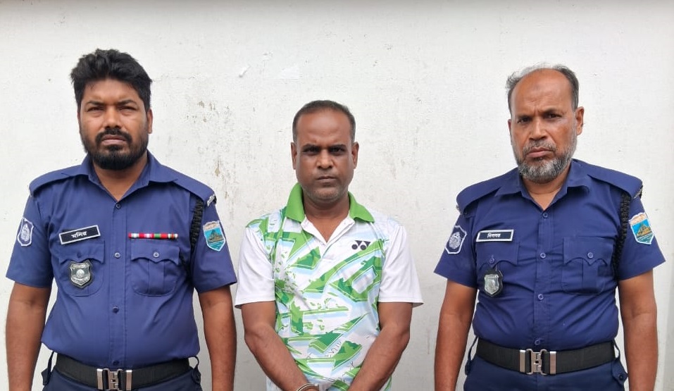 নওগাঁয় গ্রাহকের টাকা আত্মসাৎ, সমতা এনজিও পরিচালক গ্রেপ্তার