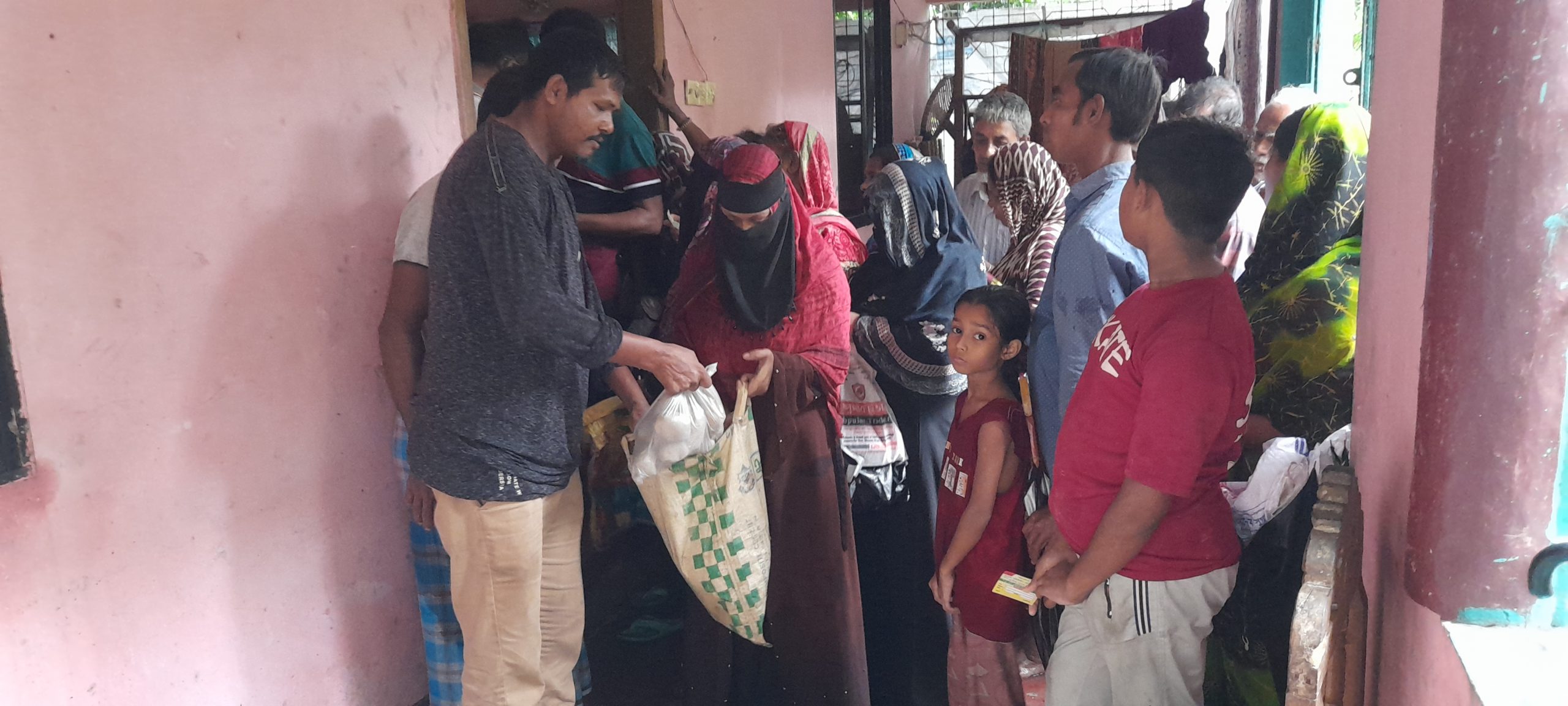বোয়ালখালীর আমুচিয়া ইউনিয়নে ক্ষতিগ্রস্ত ৪০০ পরিবারের মাঝে ত্রান বিতরণ