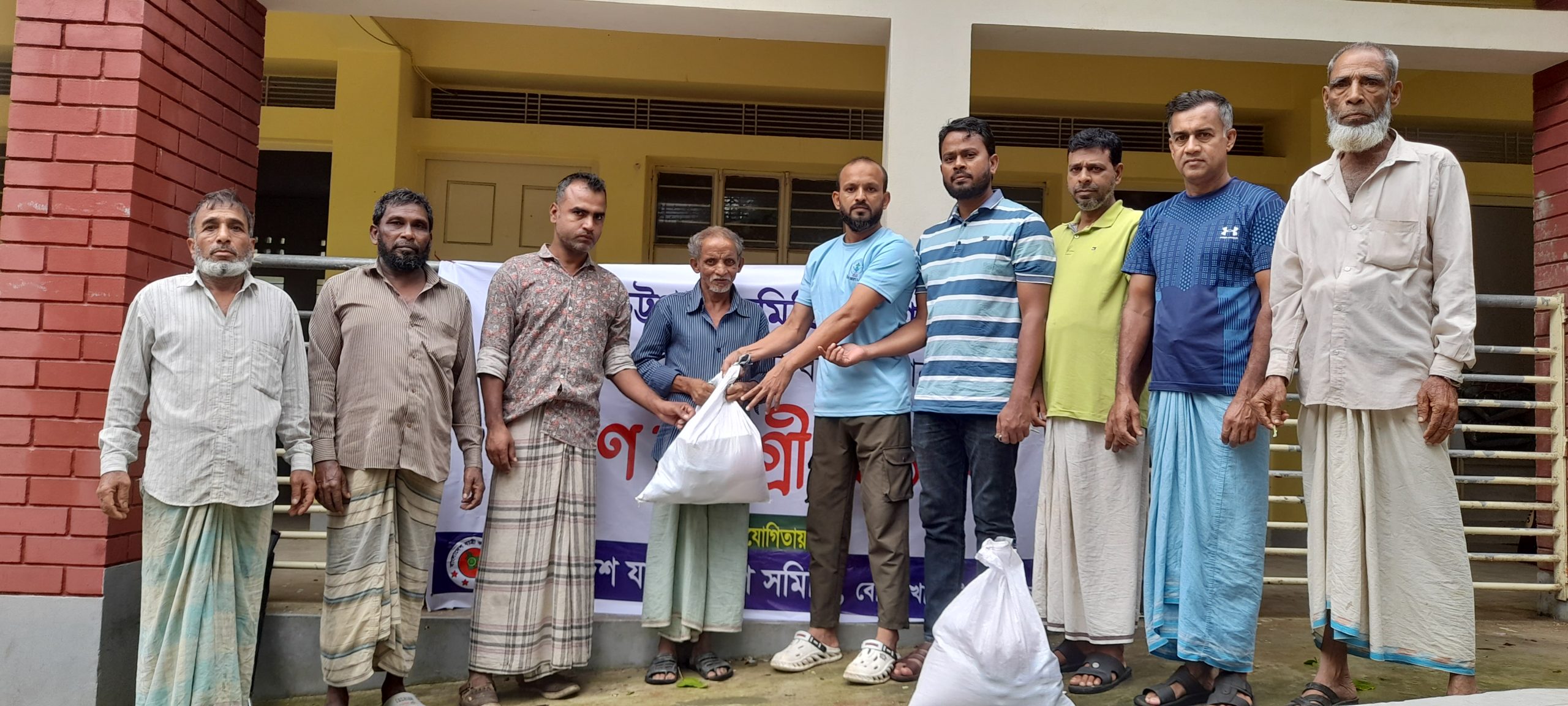 বোয়ালখালীর বন্যাদুর্গতদের মাঝে চট্টগ্রাম সমিতি ‘ ঢাকার ত্রাণ বিতরণ