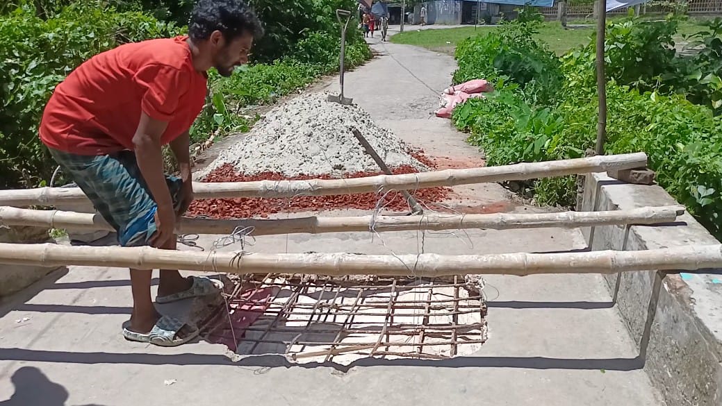 মাদারীপুরে ৩ বছরের ভোগান্তির অবসান: এলাকাবাসীর উদ্যোগে ভাঙা কালভার্ট সংস্কার