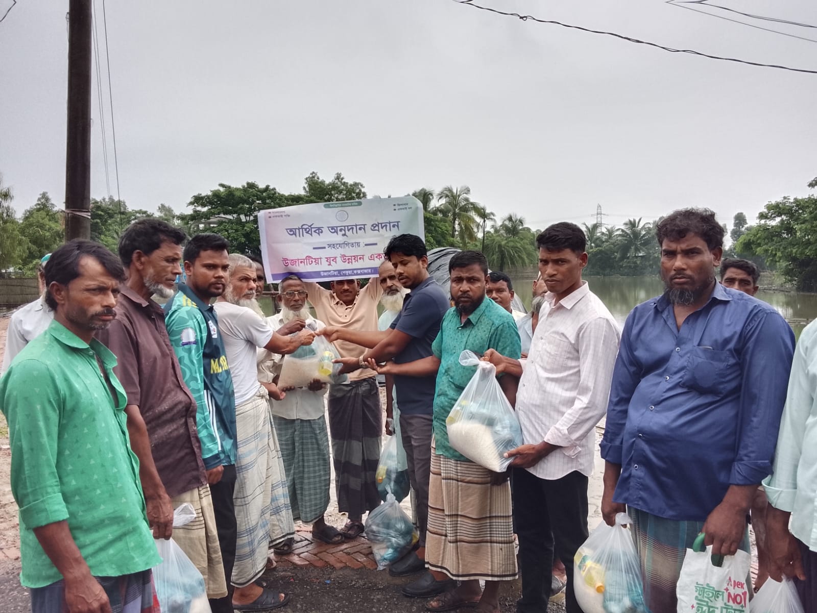 পেকুয়ায় উজানটিয়া বন্যা কবলিত পানিবন্দি পরিবারের মাঝে স্বেচ্ছাসেবক দলের নেতা সালাউদ্দিন