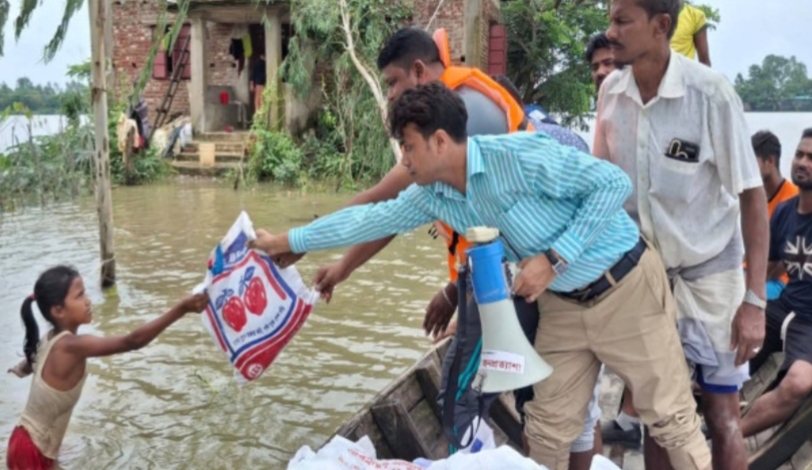 বন্যা কবলিতদের পাশে পেকুয়া উপজেলা ছাত্রদলের সাবেক সভাপতি জাহেদ হাসান
