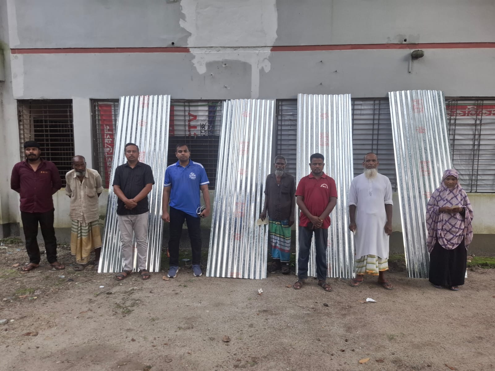 ​তারাগঞ্জে ক্ষতিগ্রস্ত দরিদ্রের ঢেউটিন ও অর্থ বিতরণ