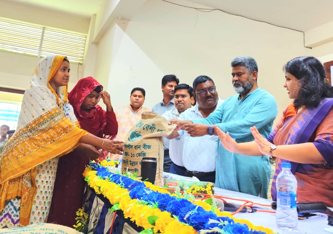 নওগাঁর বদলগাছীতে কৃষকদের মাঝে বিনামূল্যে বীজ, সার ও কৃষি উপকরণ বিতরণ