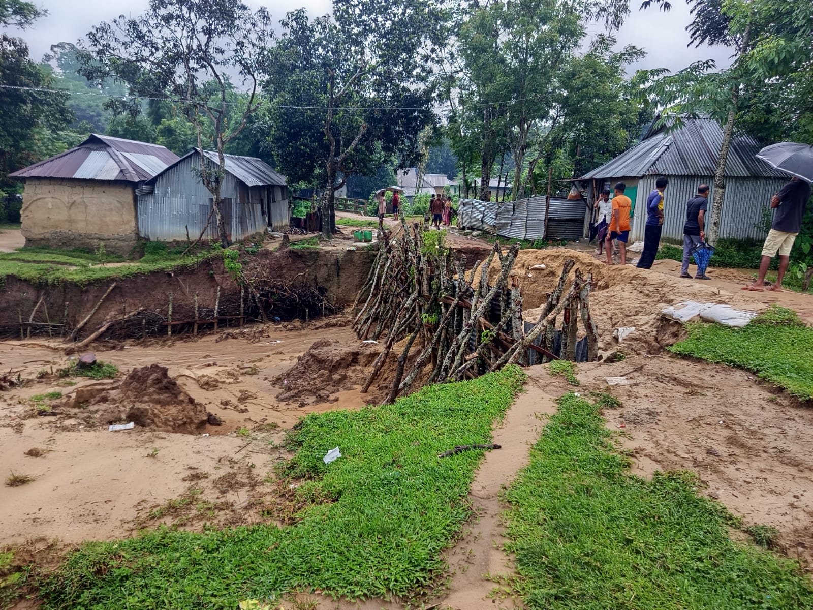 টানা বর্ষণে নদী ও প্রধান সড়ক ভাঙ্গনে ঝুঁকিতে চাকলা পুন্জি ও যোগাযোগ বিচ্ছিন্ন