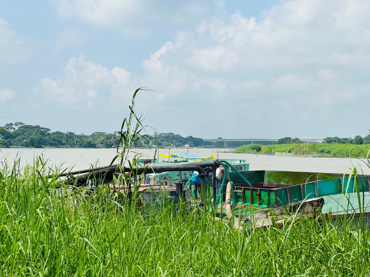 ড্রেজারের গর্জনে গিলছে আড়িয়াল খাঁ: ঘর-জমি হারিয়ে কাঁদছে শত পরিবার​