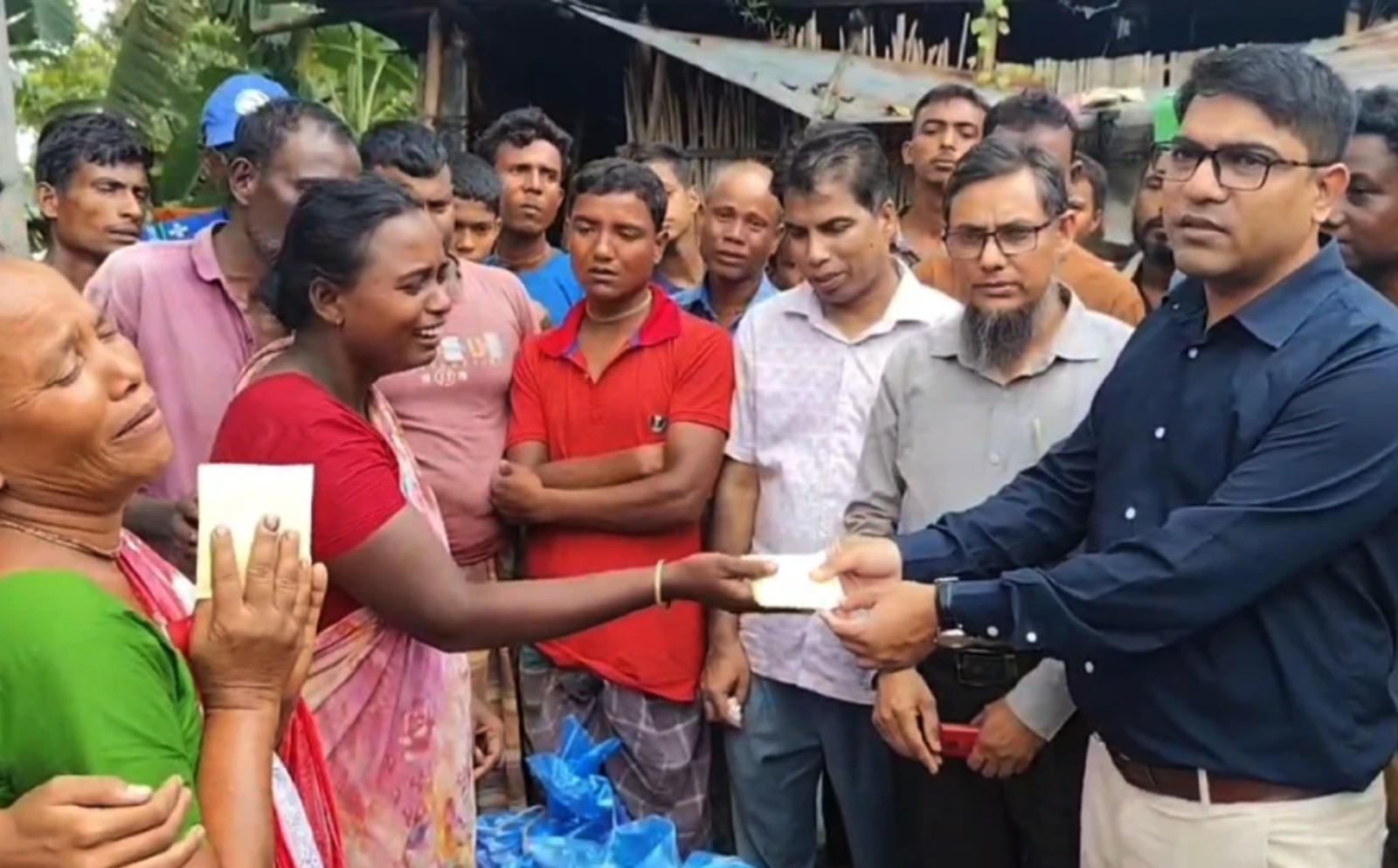ঠাকুরগাঁওয়ে বজ্রপাতে নিহত বাবা-ছেলের পরিবারকে আর্থিক সহায়তা প্রদান