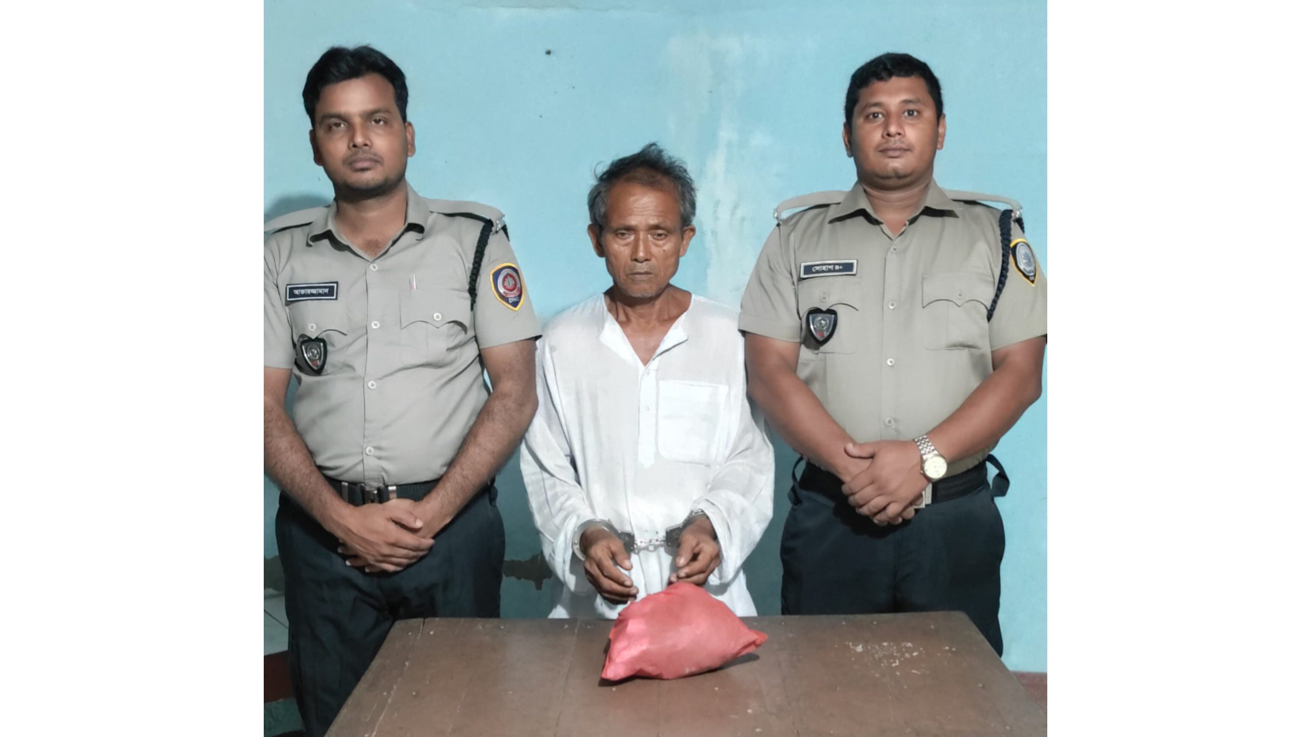 তারাগঞ্জের ইকরচালীতে ৩০০ গ্রাম গাঁজাসহ বৃদ্ধ গ্রেপ্তার