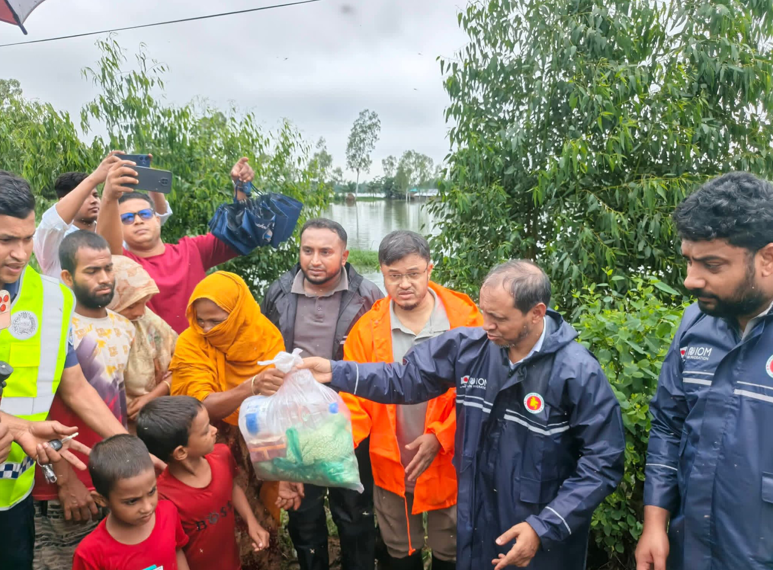 পেকুয়ায় বন্যাকবলিত মানুষের পাশে জরুরি ত্রাণ নিয়ে জেলা প্রশাসক আব্দুল মান্নান