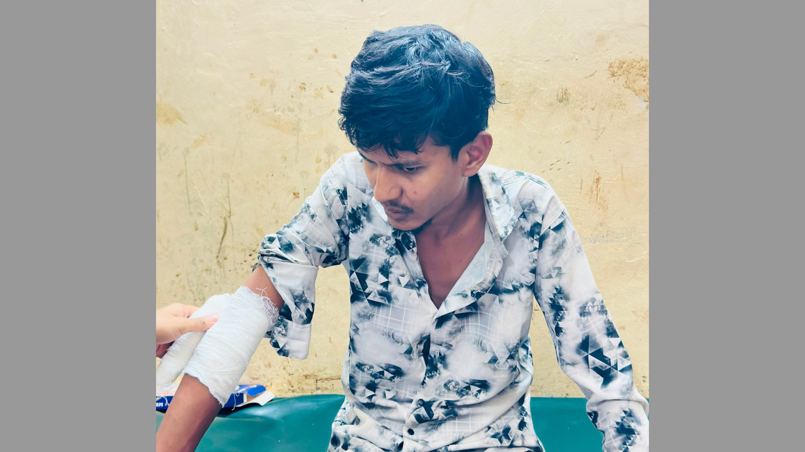 মিরসরাইয়ে ছাত্রলীগ ট্যাগ দিয়ে মোটরসাইকেলের গতিরোধ করে অতর্কিত হামলা; মোবাইল ফোন ও নগদ টাকা ছিনতাই