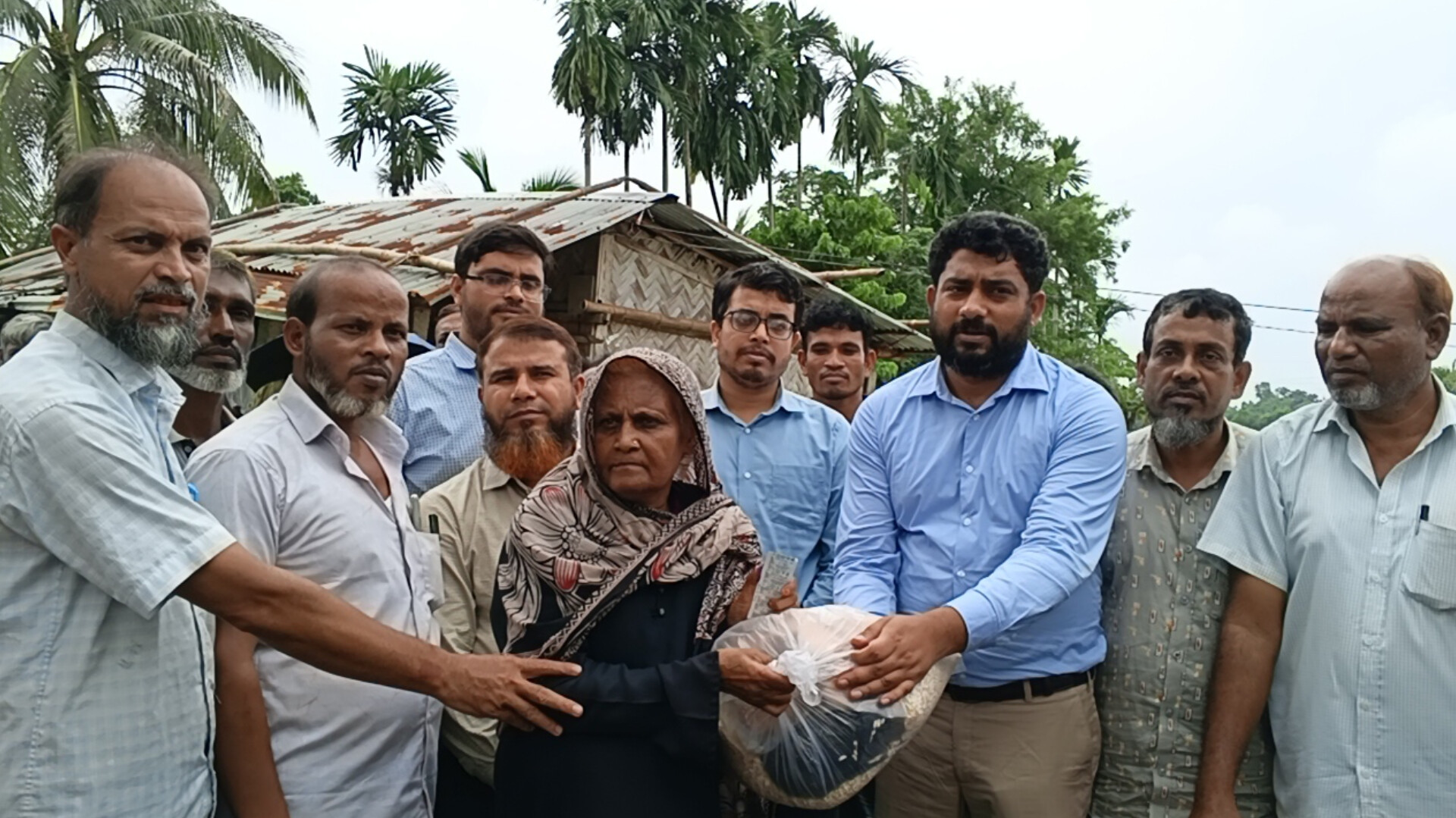 পেকুয়া শিলখালীতে বন্যার্তদের মাঝে খাবার বিতরণ ও ভাঙা পরিদর্শনে নির্বাহী কর্মকর্তা মোঃ রফিকুল ইসলাম 