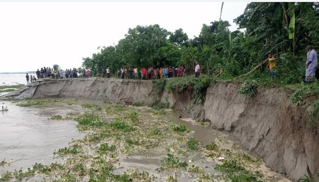 গাইবান্ধায় তীব্র ভাঙনে নদীগর্ভে বিলীন ঘরবাড়ি-ফসলি জমি, হুমকিতে সরকারি-বেসরকারি স্থাপনা